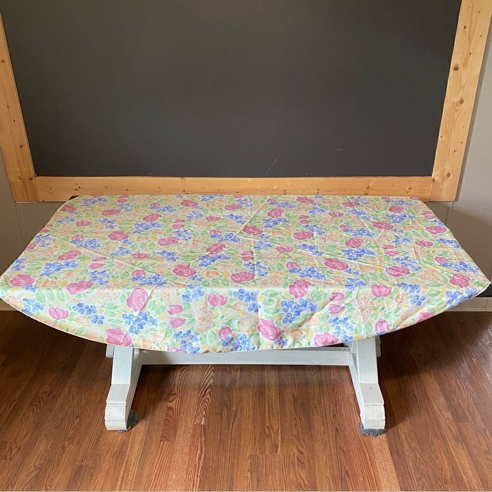 Floral print table cloth, napkins, napkin rings, 2 solid teal placemats